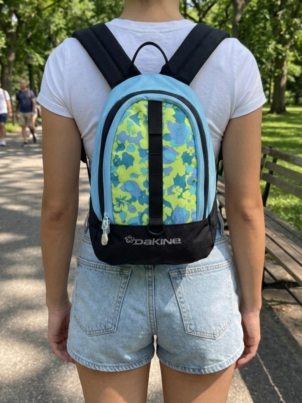 DAKINE Mini Cosmo 6.5L black/light blue/bright green/teal Floral Backpack​​